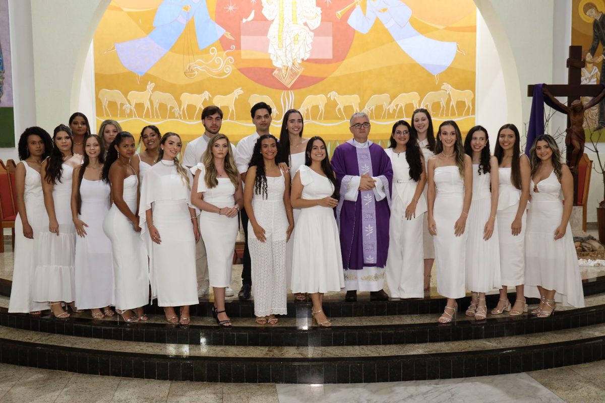 Turma reunida com o celebrante no culto ecumênico
