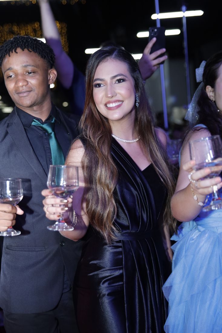Amigas na festa · Baile de gala