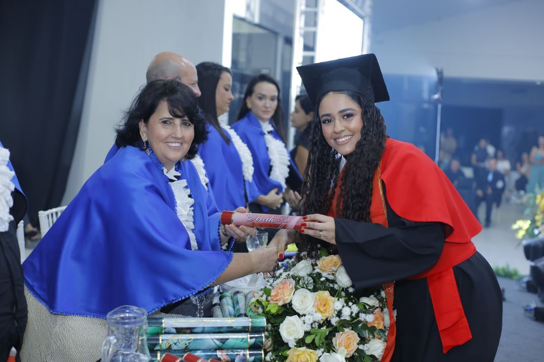 Entrega do canudo na mesa · Colação de grau