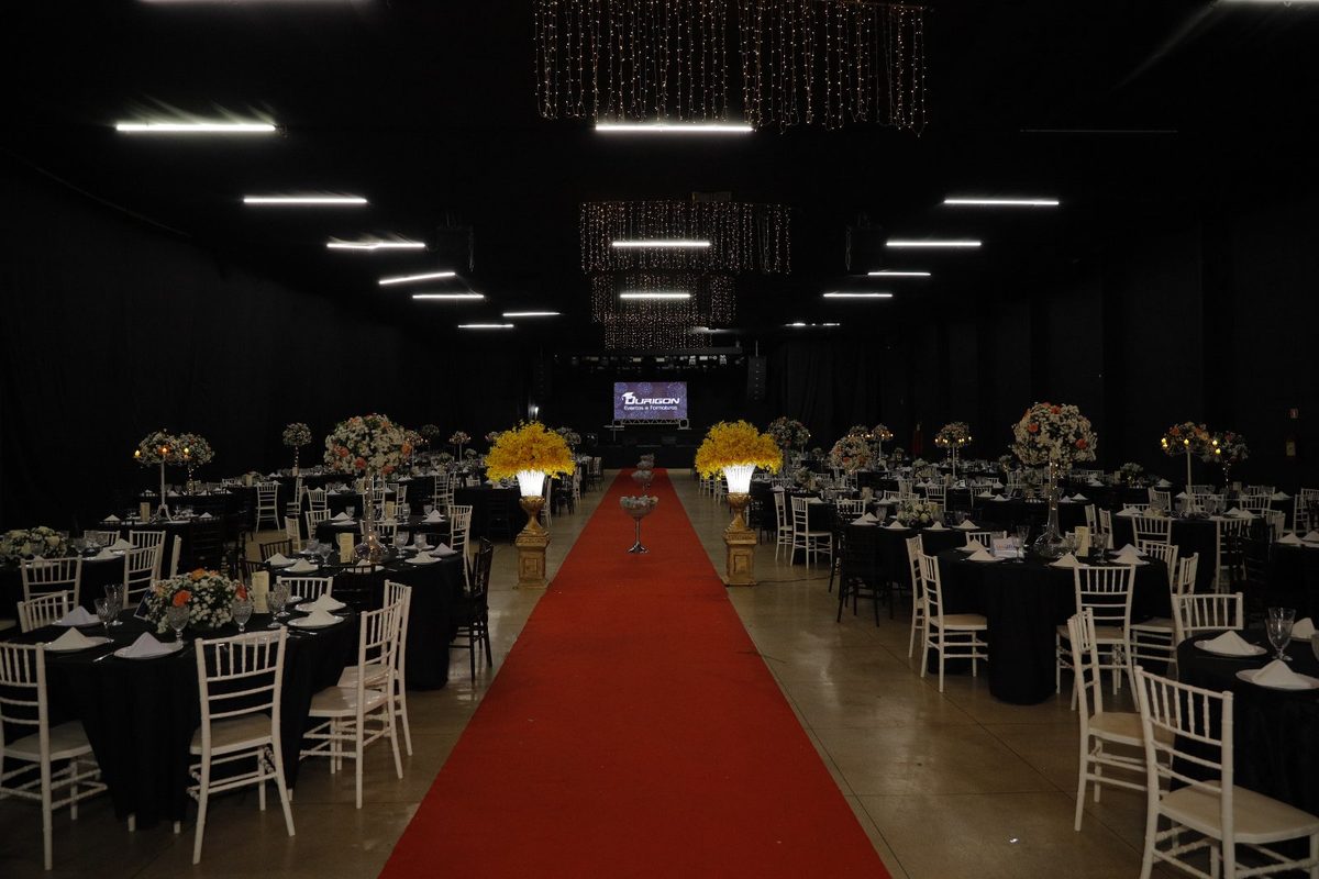 Salão do baile pronto, com tapete vermelho e passarela