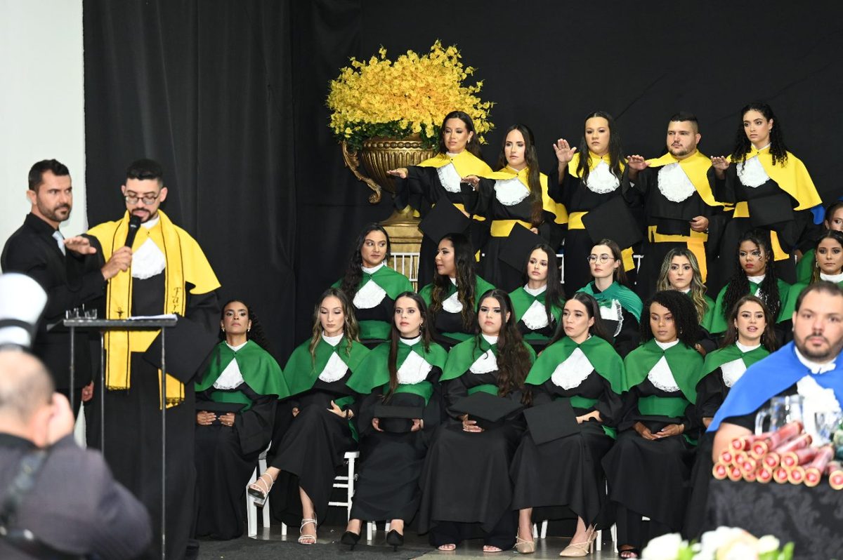 Juramento no palco · Colação de grau
