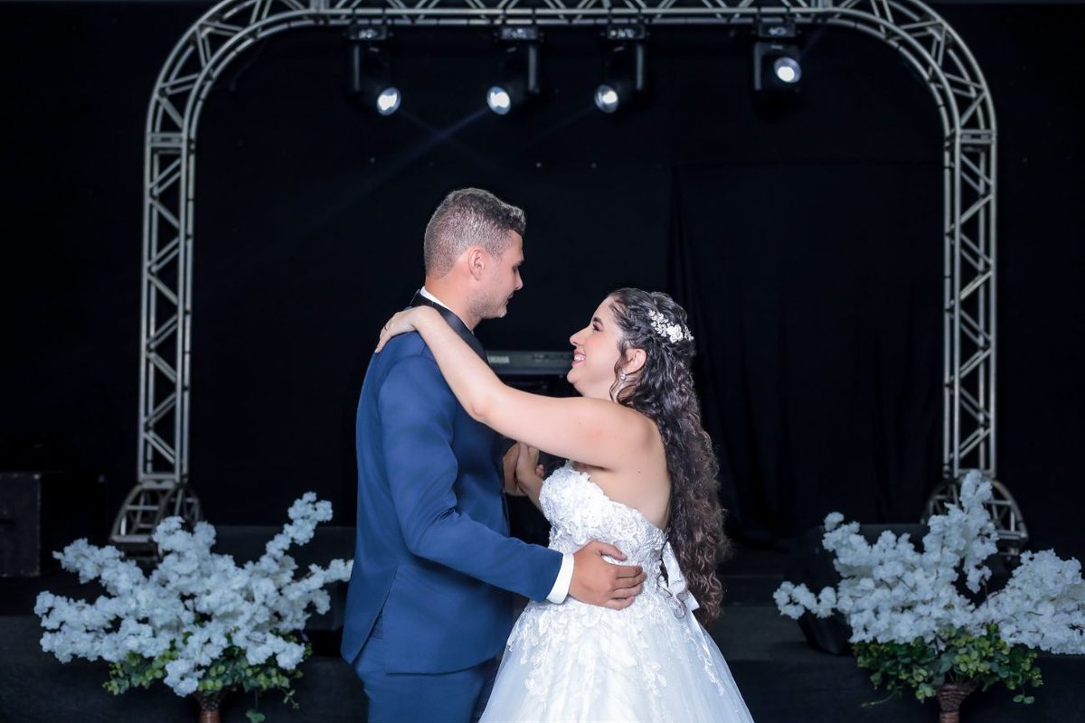 Primeira dança no palco · Casamentos