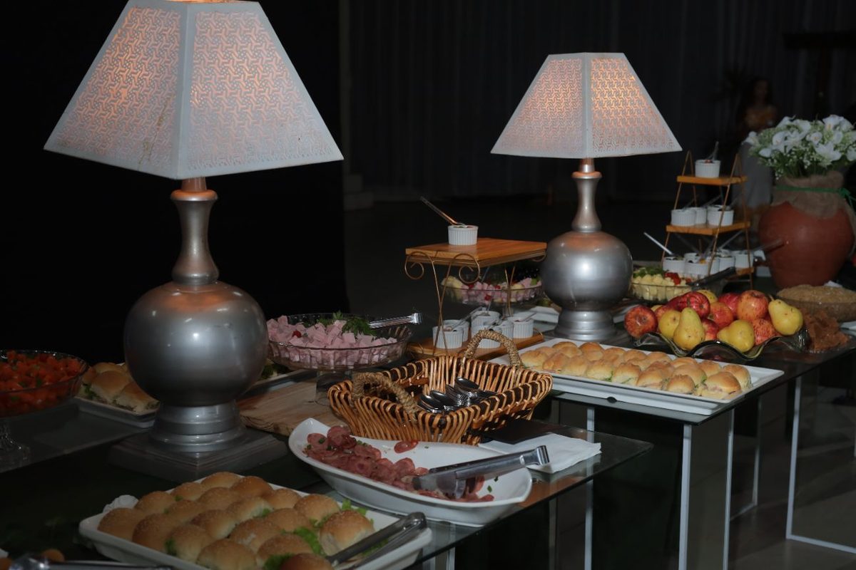 Buffet da recepção montado pela equipe da casa