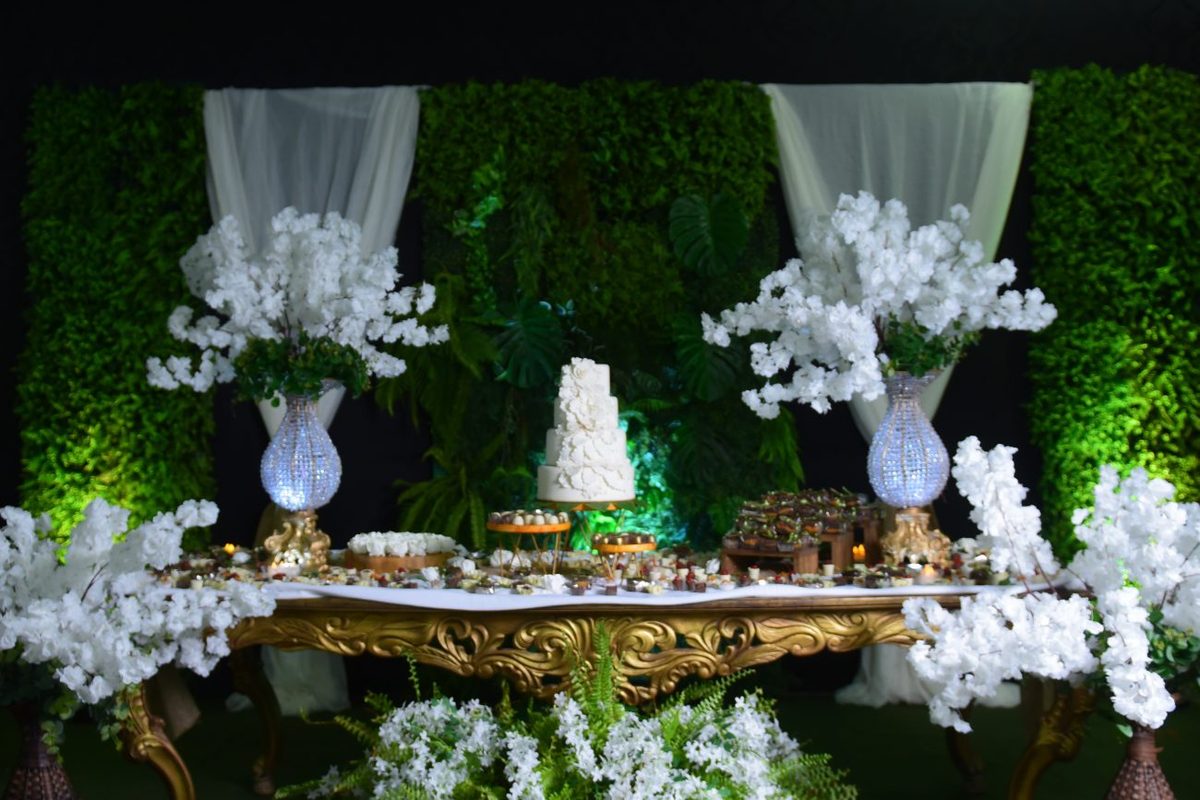Mesa do bolo e muro verde · Casamentos